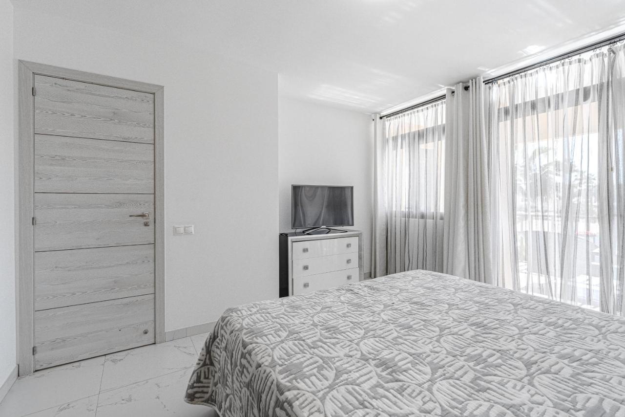 Amazing 3 Bedroom Apartment On The First Line Of The Best Las Americas Beach, Air Conditioner And Terrace Ocean View Playa de las Américas Eksteriør billede