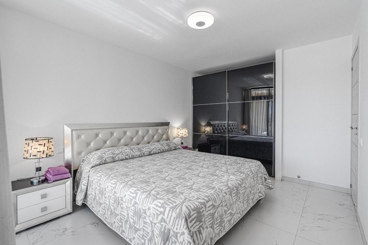 Amazing 3 Bedroom Apartment On The First Line Of The Best Las Americas Beach, Air Conditioner And Terrace Ocean View Playa de las Américas Eksteriør billede
