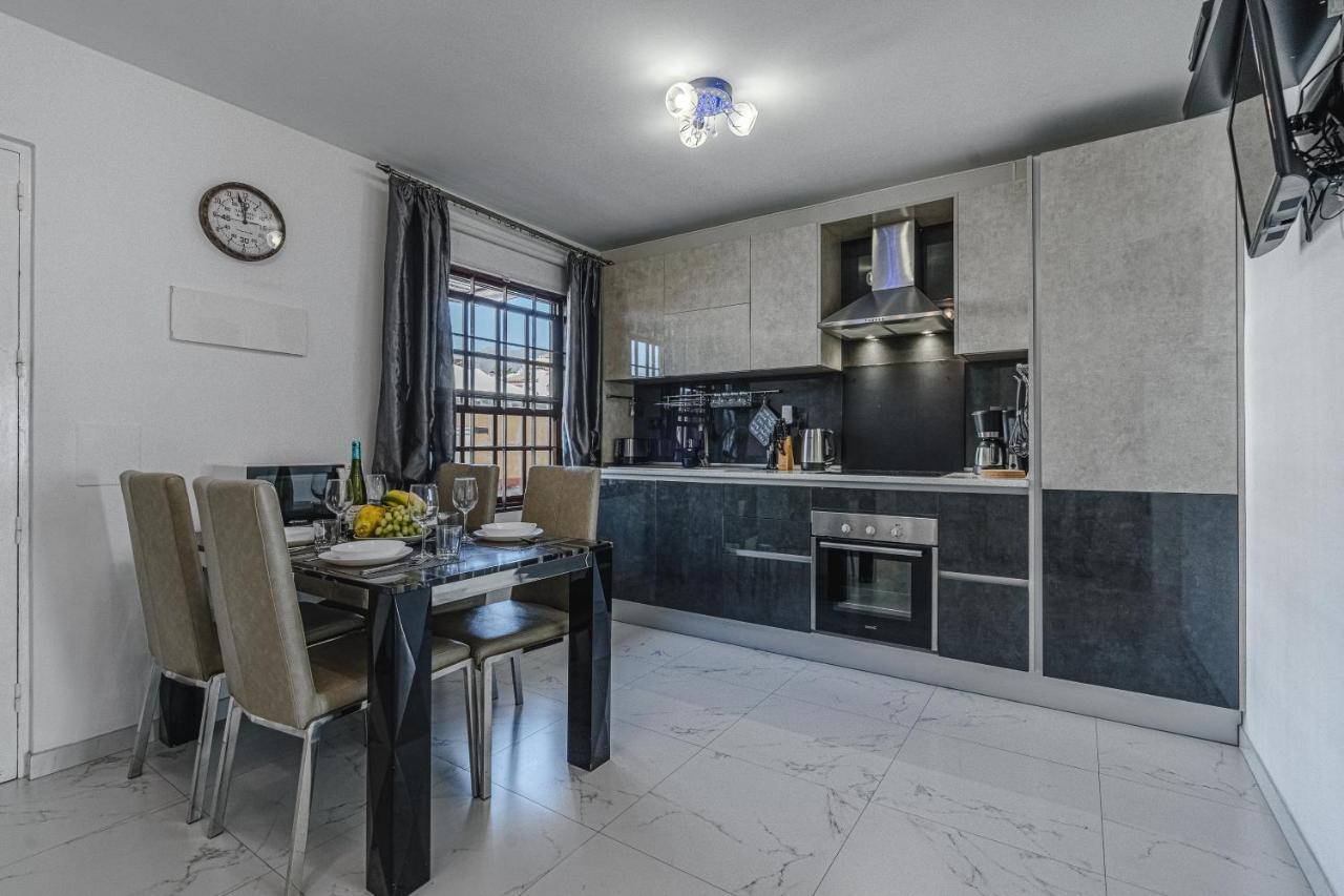 Amazing 3 Bedroom Apartment On The First Line Of The Best Las Americas Beach, Air Conditioner And Terrace Ocean View Playa de las Américas Eksteriør billede