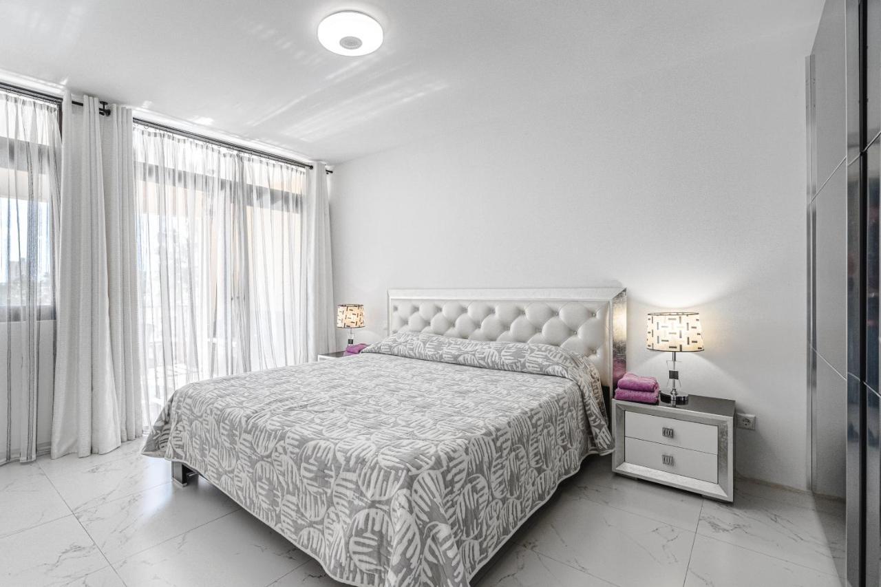 Amazing 3 Bedroom Apartment On The First Line Of The Best Las Americas Beach, Air Conditioner And Terrace Ocean View Playa de las Américas Eksteriør billede