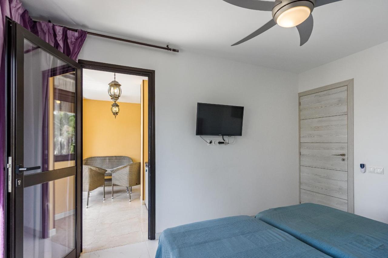 Amazing 3 Bedroom Apartment On The First Line Of The Best Las Americas Beach, Air Conditioner And Terrace Ocean View Playa de las Américas Eksteriør billede